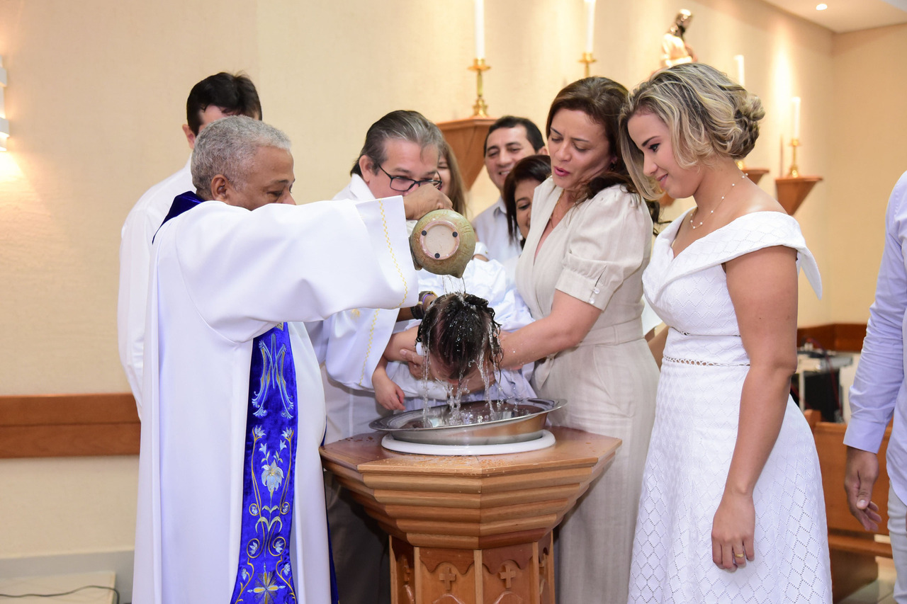 Fotografia de Batizado na Igreja Católica em Teresina: Tradição, Fé e Momentos Eternos - Fotografia profissional por Clériston Medeiros em Teresina-PI